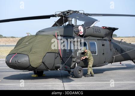Beja, Portugal - 18. Juni 23: Militärhubschrauber auf Asphalt mit Soldaten, die Wartungsarbeiten durchführen. Stockfoto