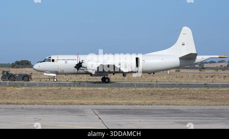 Beja, Portugal - 18. Juni 23: Militärflugzeug P-3 auf Landebahn mit Zugfahrzeug Stockfoto