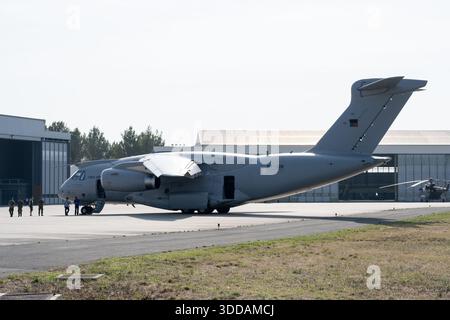 Beja, Portugal - 18. Juni 23: Militärtransportflugzeuge auf Asphalt mit Personal in der Nähe. Stockfoto