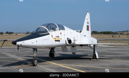 Beja, Portugal - 18. Juni 23: Ein weißes Militärflugzeug parkt auf einem Flugplatz. Stockfoto