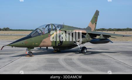 Beja, Portugal - 18. Juni 23: Militärflugzeuge parken auf einem Flugplatz. Stockfoto