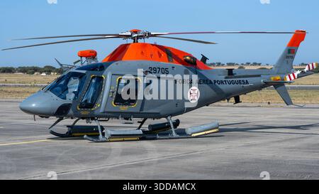 Beja, Portugal - 18. Juni 23: Hubschrauber der portugiesischen Luftwaffe auf einer Landebahn, klarer Himmel. Stockfoto