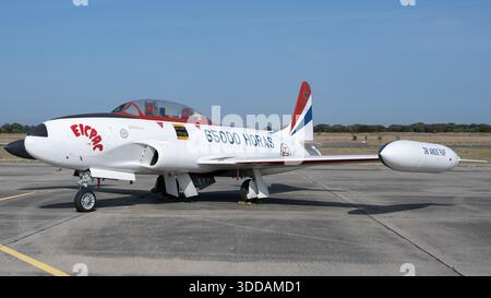 Beja, Portugal - 18. Juni 23: Oldtimer-Militärflugzeug auf Start- und Landebahn mit klarem Himmel. Stockfoto