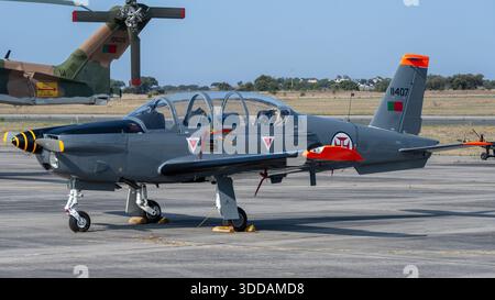 Beja, Portugal - 18. Juni 23: Ein militärisches Trainingsflugzeug parkt auf einem Flugplatz mit klarem Himmel. Stockfoto