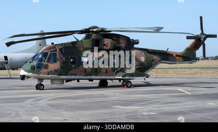 Beja, Portugal - 18. Juni 23: Militärhubschrauber auf einem Flugplatz mit Tarnfarbe Stockfoto