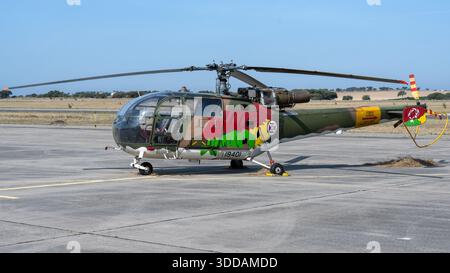 Beja, Portugal - 18. Juni 23: Ein Militärhubschrauber mit farbenfroher Tarnung parkt auf einem Flugplatz. Stockfoto