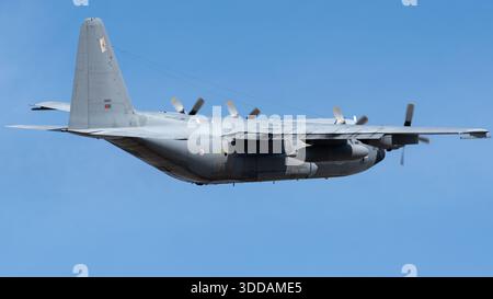 Beja, Portugal - 18. Juni 23: Militärflugzeuge fliegen in klarem blauen Himmel. Stockfoto