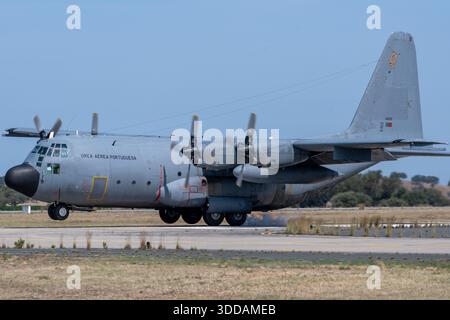 Beja, Portugal - 18. Juni 23: Die portugiesische Luftwaffe C-130 Hercules landet auf einer Landebahn. Stockfoto