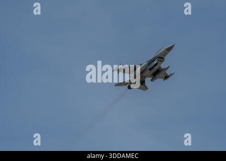 Beja, Portugal - 18. Juni 23: Militärischer F-16-Jet fliegt in einem klaren blauen Himmel Stockfoto