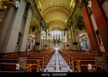 Weite Aussicht auf das Hauptschiff von Mary, Königin der Welt Kathedrale in Montreal, mit Holzbänken, Marmorsäulen und einem reich verzierten Kaffee Stockfoto