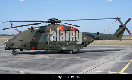 Beja, Portugal - 18. Juni 23: Militärhubschrauber parkt auf einem Flugplatz unter klarem Himmel. Stockfoto
