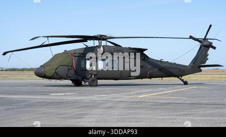 Beja, Portugal - 18. Juni 23: Militärhubschrauber parkt auf einem Flugplatz unter blauem Himmel. Stockfoto