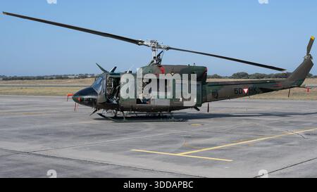 Beja, Portugal - 18. Juni 23: Militärhubschrauber parkt auf einem Flugplatz mit offenen Türen. Stockfoto