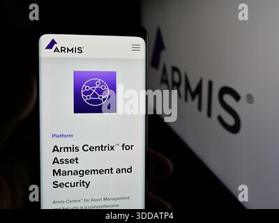24. November 2025, Deutschland: Auf dieser Foto-Illustration ist ein Mobiltelefon mit der Webseite des US-amerikanischen Cybersicherheitsunternehmens Armis Inc. Vor dem Logo auf dem Bildschirm zu sehen. (Credit Image: © Timon Schneider/SOPA Images via ZUMA Press Wire) NUR REDAKTIONELLE VERWENDUNG! Nicht für kommerzielle ZWECKE! Stockfoto
