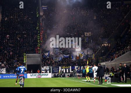 Die Fans des FC Internazionale sind beim Spiel der Serie A zwischen Atalanta BC und FC Internazionale am 28. Dezember 2025 im New Balance Stadium in Bergamo zu sehen. Stockfoto