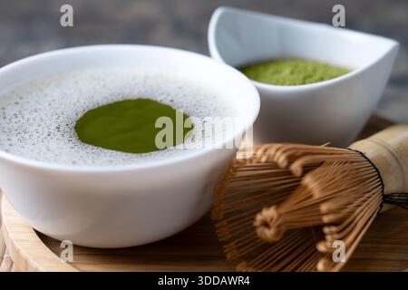 Traditioneller japanischer Matcha-grüner Tee auf Holztisch Stockfoto