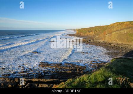 Blick auf den höheren Langschnabel und den unteren Sharpnose Point mit Blick auf GCHQ Bude, North Cornwall Coast, Großbritannien Stockfoto