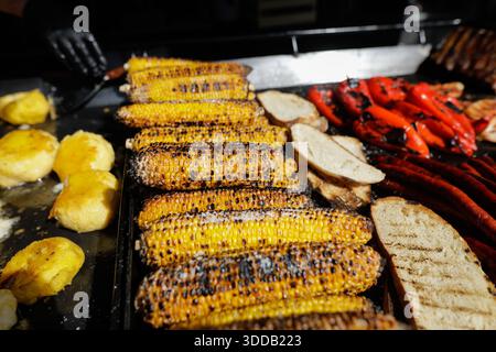 Gegrillter Mais, Polenta und Paprika auf einem Holzkohlegrill Stockfoto