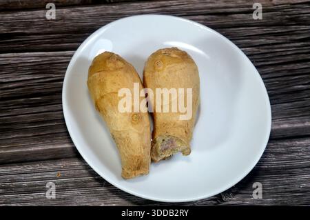 ingwerrhizome, der unterirdische Stamm der Zingiber officinale Pflanze, ein knuddeliger, aromatischer Teil, der als Gewürz für seinen scharfen Geschmack beim Kochen und verwendet wird Stockfoto