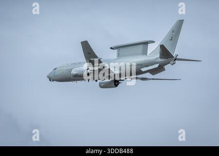 Royal Air Force - Boeing E-7 Wedgetail wurde bei der Royal International Air Tattoo 2025 in die Luft geholt. Stockfoto