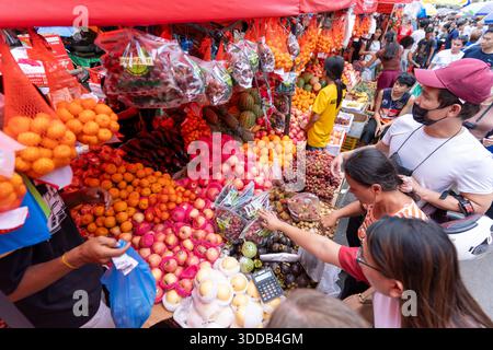 Überfüllter Obststand auf einem belebten öffentlichen Markt auf den Philippinen Stockfoto