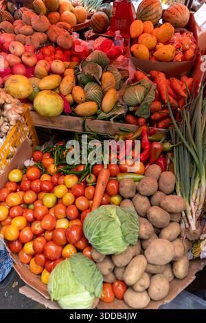 Frisches Obst und Gemüse auf einem öffentlichen Markt auf den Philippinen Stockfoto