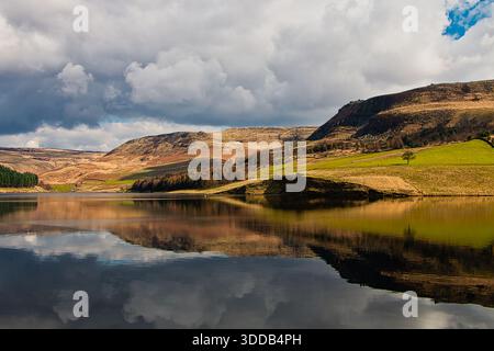 Hügel, die sich im Wasser spiegeln, am Dovestone Reservoir, Greater Manchester, England Stockfoto