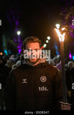 Craig Gordon posiert mit seiner Flammenlampe für die Fackelprozession in Edinburgh. Stockfoto