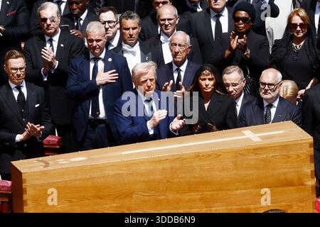 IL Presidente degli Stati Uniti Donald Trump applaude la bara di Papa Francesco Funerale auf der Piazza San Pietro - Città del Vaticano - — Sabato 26 April 2025 - Cronaca - (Foto di Cecilia Fabiano/ LaPresse) tje US-Präsident Donald Trump applaudiert Papst Francis' Coffin bei Beerdigung auf dem Petersplatz - Vatikanstadt - Samstag, 26 April ,2025 - News - (Foto von Cecilia Fabiano/LaPresse Stockfoto