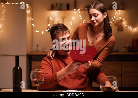 Das verliebte Paar feiert den Valentinstag und trinkt ein romantisches Abendessen. Ehemann und Ehefrau in herzlicher Atmosphäre im Stockfoto