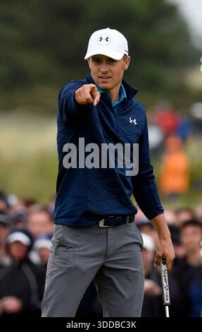 23. Juli 2017; Southport, eng; Jordan Spieth reagiert nach einem Adlerputt auf dem 15. Grün während der Finalrunde des 146. Open Championship Golfturniers im Royal Birkdale Golf Club. Stockfoto