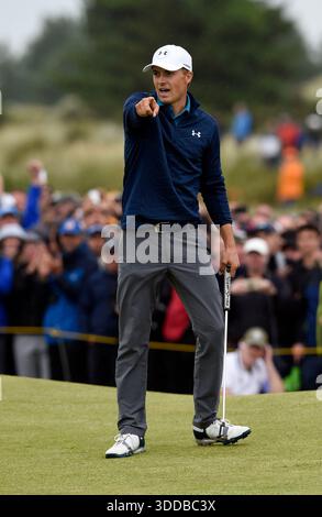 23. Juli 2017; Southport, eng; Jordan Spieth reagiert nach einem Adlerputt auf dem 15. Grün während der Finalrunde des 146. Open Championship Golfturniers im Royal Birkdale Golf Club. Stockfoto