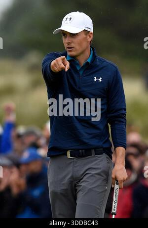 23. Juli 2017; Southport, eng; Jordan Spieth reagiert nach einem Adlerputt auf dem 15. Grün während der Finalrunde des 146. Open Championship Golfturniers im Royal Birkdale Golf Club. Stockfoto