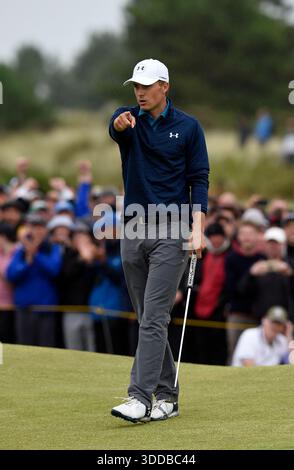 23. Juli 2017; Southport, eng; Jordan Spieth reagiert nach einem Adlerputt auf dem 15. Grün während der Finalrunde des 146. Open Championship Golfturniers im Royal Birkdale Golf Club. Stockfoto