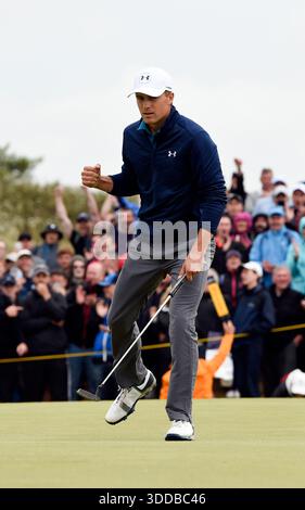 23. Juli 2017; Southport, eng; Jordan Spieth reagiert, nachdem er in der Finalrunde des 146. Open Championship-Golfturniers im Royal Birkdale Golf Club einen Vogel auf dem 16. Green gemacht hat. Stockfoto