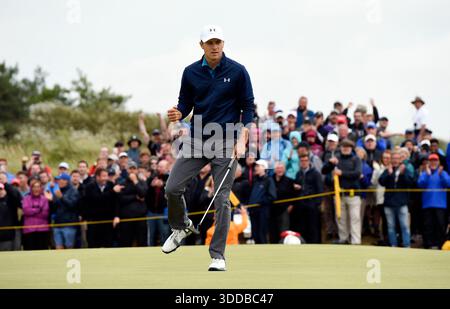 23. Juli 2017; Southport, eng; Jordan Spieth reagiert, nachdem er in der Finalrunde des 146. Open Championship-Golfturniers im Royal Birkdale Golf Club einen Vogel auf dem 16. Green gemacht hat. Stockfoto