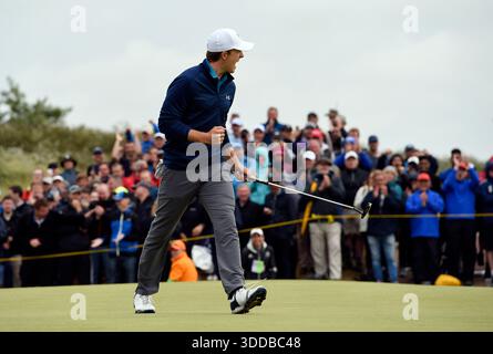 23. Juli 2017; Southport, eng; Jordan Spieth reagiert, nachdem er in der Finalrunde des 146. Open Championship-Golfturniers im Royal Birkdale Golf Club einen Vogel auf dem 16. Green gemacht hat. Stockfoto