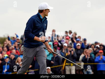 23. Juli 2017; Southport, eng; Jordan Spieth reagiert, nachdem er in der Finalrunde des 146. Open Championship-Golfturniers im Royal Birkdale Golf Club einen Vogel auf dem 16. Green gemacht hat. Stockfoto
