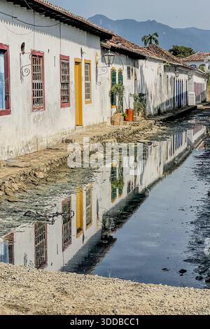 Ruhige Kolonialstraße in Paraty, brasilien Stockfoto