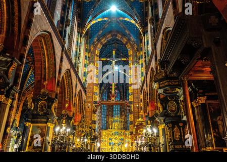 Basilika Santa Maria in Krakau Polen altes Gebäude im Inneren der Kirche. Krakau, Polen - 1. November 2025 Stockfoto