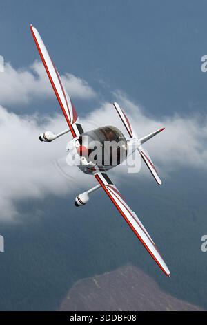 Die Mudry CAP 10B, registriert C-FCXX, ist ein französisches zweisitziges Kunstflugzeug. Während des Fluges wird sie auf der Abbotsford International Airshow 2025 in Kanada in Luft-Luft-Manöver durchgeführt. Das Flugzeug verfügt über eine Tiefflügel-Konfiguration, Tandem-Cockpit-Sitze, ein festes Fahrwerk und einen Einkolbenmotor. Es wird für Kunstflugvorführungen, Pilotenschulungen und internationale Flugshow-Demonstrationen verwendet, wobei die betriebliche Leistung und die Kunstflugfähigkeit betont werden. Stockfoto