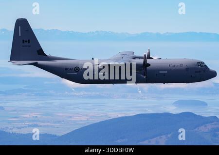 Dieses Foto zeigt eine Royal Canadian Air Force CC-130J Super Hercules mit der Registrierungsnummer 130608, die 2025 auf der Abbotsford International Airshow in Kanada aufgenommen wurde. Das Flugzeug wird im Flug präsentiert und betont sein viermotoriges Turboprop-Layout und die langlebige Flugzeugzelle. Die Szene zeichnet das Flugzeug genau auf, wie es während einer internationalen Flugschau gezeigt wurde. Stockfoto