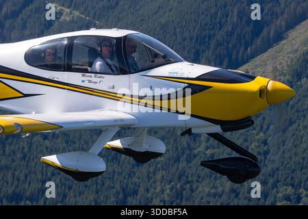 Nahaufnahme der RV-10 eines Van, registriert als C-FZNL, Seriennummer 41822, aufgenommen während der Abbotsford International Airshow in Kanada im Jahr 2025. Das Bild konzentriert sich auf den Cockpitbereich und die Position des Piloten während des Fluges. Sichtbare Elemente sind die Haube, der vordere Rumpf und die Flügelwurzel, die die Flugbedingungen während eines Flugscheinsegments dokumentieren. Stockfoto