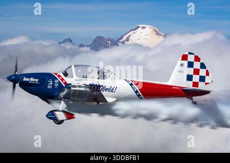 Air-to-Air-Foto, das das Ghostwriter Super Chipmunk-Flugzeug, ein modifiziertes de Havilland Chipmunk, während einer Skywriting-Demonstration auf der Abbotsford International Airshow in Kanada 2025 zeigt. Das Bild zeigt eine Nahaufnahme des Piloten, der im Cockpit sitzt, während sich das Flugzeug im Flug befindet. Das Flugzeug trägt die US-Zulassungsnummer N260DC und wird im Rahmen einer offiziellen Flugschau bei kontrollierten Luftoperationen erfasst. Stockfoto