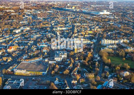 Luftbild, Ortsansicht Wohngebiet Ortsteil Wattenscheid, unten Kaufland Supermarkt und Propsteikirche St. Gertrud von Brabant, Wattenscheid, Bochum, Ruhrgebiet, Nordrhein-Westfalen, Deutschland ACHTUNGxMINDESTHONORARx60xEURO *** Luftsicht, Wohngebiet im Bezirk Wattenscheid, unterhalb Kaufland Supermarkt und St. Gertrud von Brabant Propstkirche, Wattenscheid, Bochum, Ruhrgebiet, Nordrhein-Westfalen, Deutschland ATTENTIONxMINDESTHONORARx60xEURO Stockfoto