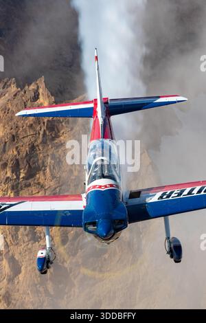 Air-to-Air-Foto, das das Ghostwriter Super Chipmunk-Flugzeug, ein modifiziertes de Havilland Chipmunk, während einer Skywriting-Demonstration auf der Abbotsford International Airshow in Kanada 2025 zeigt. Das Bild zeigt eine Nahaufnahme des Piloten, der im Cockpit sitzt, während sich das Flugzeug im Flug befindet. Das Flugzeug trägt die US-Zulassungsnummer N260DC und wird im Rahmen einer offiziellen Flugschau bei kontrollierten Luftoperationen erfasst. Stockfoto