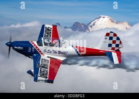 Air-to-Air-Foto, das das Ghostwriter Super Chipmunk-Flugzeug, ein modifiziertes de Havilland Chipmunk, während einer Skywriting-Demonstration auf der Abbotsford International Airshow in Kanada 2025 zeigt. Das Bild zeigt eine Nahaufnahme des Piloten, der im Cockpit sitzt, während sich das Flugzeug im Flug befindet. Das Flugzeug trägt die US-Zulassungsnummer N260DC und wird im Rahmen einer offiziellen Flugschau bei kontrollierten Luftoperationen erfasst. Stockfoto
