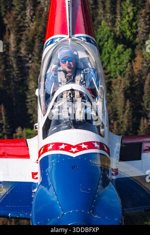 Das Ghostwriter Super Chipmunk Kunstflugzeug, das auf der de Havilland Chipmunk basiert und als N260DC registriert ist, wird 2025 auf der Abbotsford International Airshow in Kanada gefangen genommen. Die enge Cockpit-Ansicht zeigt den Piloten während eines Skywriting-Passes. Das Foto dokumentiert die kompakte Struktur des Flugzeugs, den Kunstflugzeugaufbau und das klare Vordach. Stockfoto