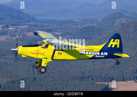 Ein von Harbour Air betriebenes DeHavilland Canada DHC-2 eBeaver-Flugzeug wird während der Abbotsford International Airshow 2025 in Kanada gezeigt. Das Flugzeug, das als C-FJOS registriert ist, wird von einem elektrischen Antriebssystem angetrieben, das von magniX entwickelt wurde. Das Foto wurde in einer Luft-Luft-Umgebung aufgenommen und dokumentiert die äußeren Merkmale, Markierungen und Flugpräsentationen des Flugzeugs bei der Veranstaltung. Stockfoto
