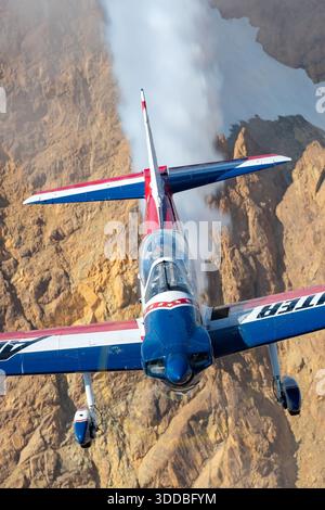 Air-to-Air-Foto, das das Ghostwriter Super Chipmunk-Flugzeug, ein modifiziertes de Havilland Chipmunk, während einer Skywriting-Demonstration auf der Abbotsford International Airshow in Kanada 2025 zeigt. Das Bild zeigt eine Nahaufnahme des Piloten, der im Cockpit sitzt, während sich das Flugzeug im Flug befindet. Das Flugzeug trägt die US-Zulassungsnummer N260DC und wird im Rahmen einer offiziellen Flugschau bei kontrollierten Luftoperationen erfasst. Stockfoto